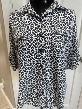 Women’s Black & White UPF 50 Geometric Button-Up Shirt